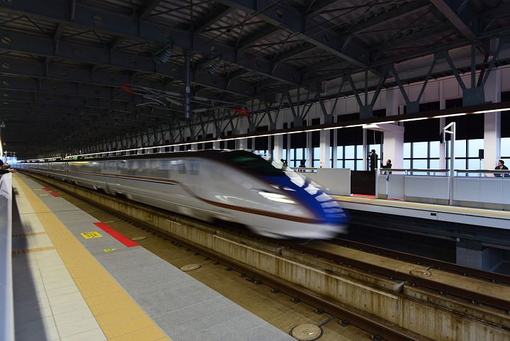 6時12分、金沢発北陸新幹線一番列車通過