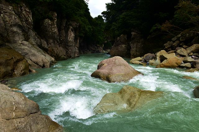 綿ヶ滝下流の河原から見た手取川の流れ