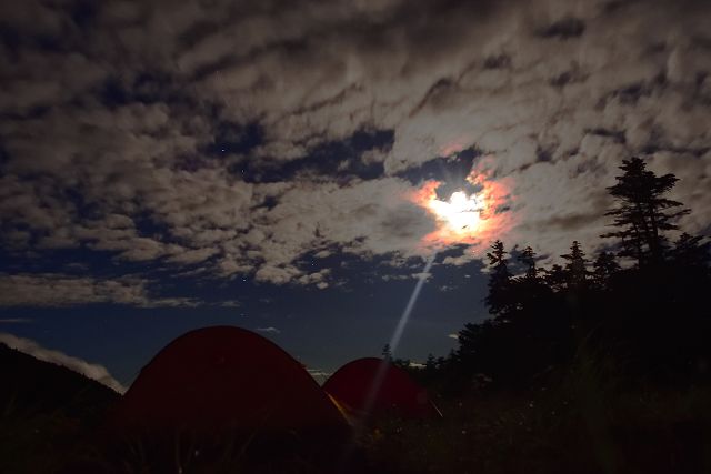 月に照らされる南竜ヶ馬場キャンプ場