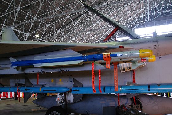 F-15Jに爆装された04式空対空誘導弾（AAM-5）