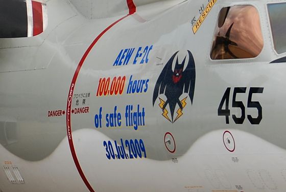 E-2C ホークアイ 無事故飛行10万時間達成 特別塗装