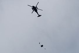 落下傘降下 UH-60J 救難ヘリコプターからの降下