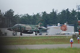 RF-4E 展示飛行 ドラグシュートを使っての着陸