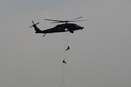 救難展示飛行 UH-60Jから降下する救助隊員