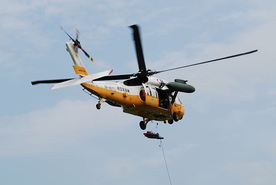 救難展示飛行を行うUH-60J
