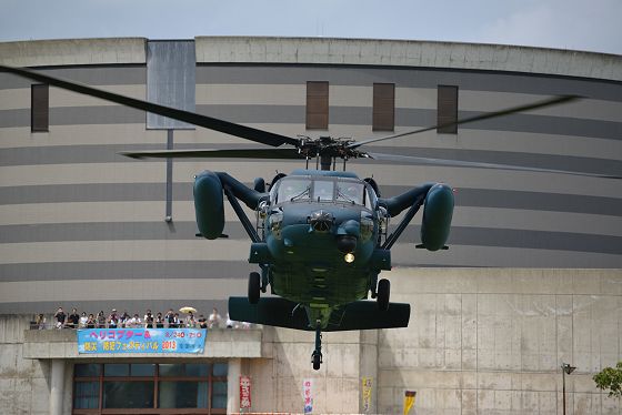 離陸直後の救難ヘリコプター UH-60J 洋上迷彩塗装機の機体正面