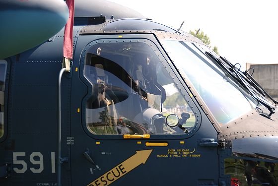 救難ヘリコプター UH-60J 洋上迷彩塗装機 操縦席