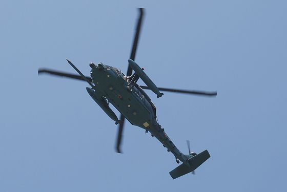 飛行中の空中給油装置を装備した救難ヘリコプター UH-60J 洋上迷彩塗装機の機体下面