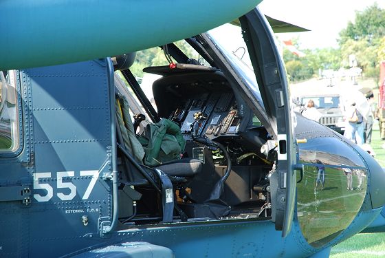 救難ヘリコプター UH-60J 洋上迷彩塗装機 パイロット席