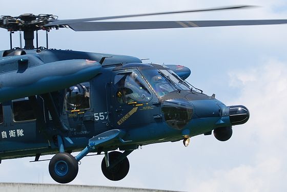飛行中の空中給油装置を装備した救難ヘリコプター UH-60J 洋上迷彩塗装機の機首