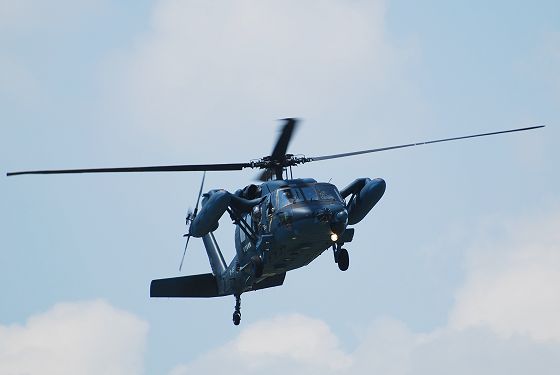 飛行中の救難ヘリコプター UH-60J 洋上迷彩塗装機の機体正面