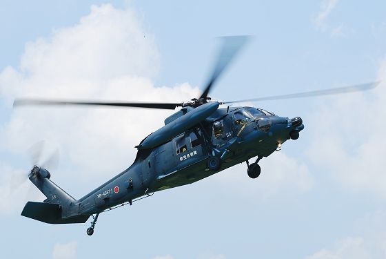 飛行中の救難ヘリコプター UH-60J 洋上迷彩塗装機の機体右面