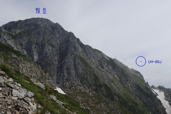 富山県の剱岳で滑落遭難者を捜索するUH-60J