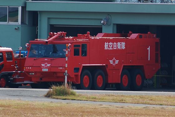 左前方から見た大型破壊機救難消防車 A-MB-3<