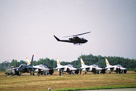 駐機中のT-4 と 飛行中のAH-1 コブラ（陸自）
