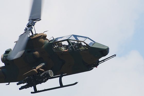 飛行展示中のAH-1S コブラのコックピット