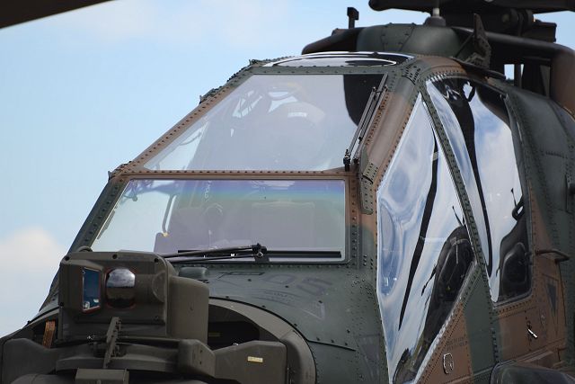 AH-64D アパッチ コックピット