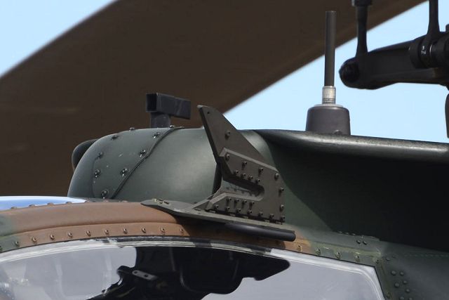 AH-64D アパッチ 機体上部ワイヤーカッター