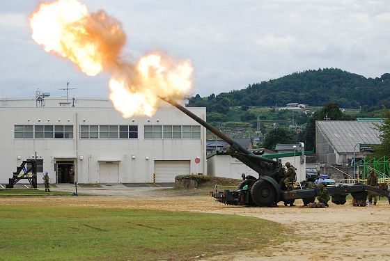 155mm榴弾砲 FH70 空砲発射時の砲焔