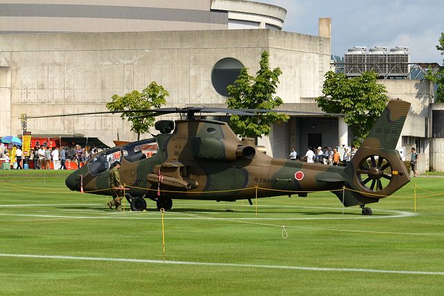 OH-1 観測ヘリコプター 機体左面