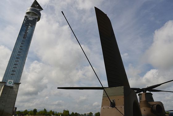FM通信アンテナと垂直尾翼およびクロスランドタワー