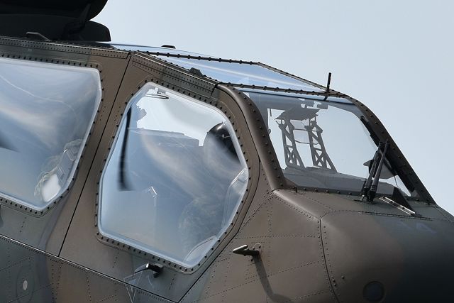飛行中のOH-1 観測ヘリコプター パイロット席