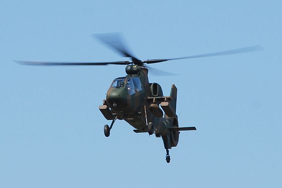 富山駐屯地での模擬戦闘訓練に参加するOH-1 観測ヘリコプター 機体正面
