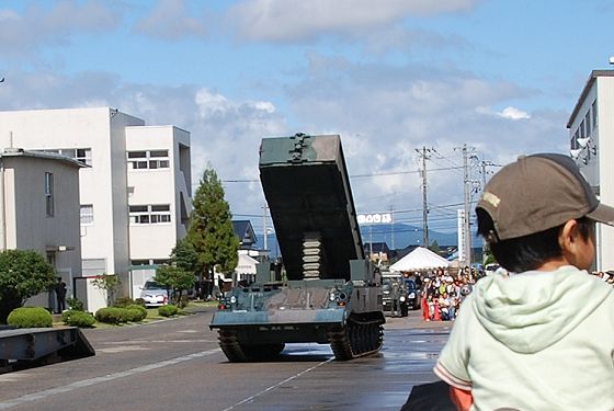 模擬戦闘訓練展示での92式地雷原処理車