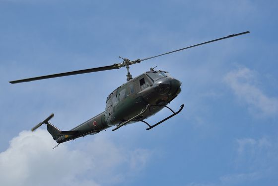 飛行中のUH-1H 多用途ヘリコプター