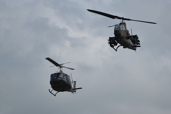 AH-1S コブラ 対戦車ヘリコプターとタンデム飛行するUH-1H 多用途ヘリコプター