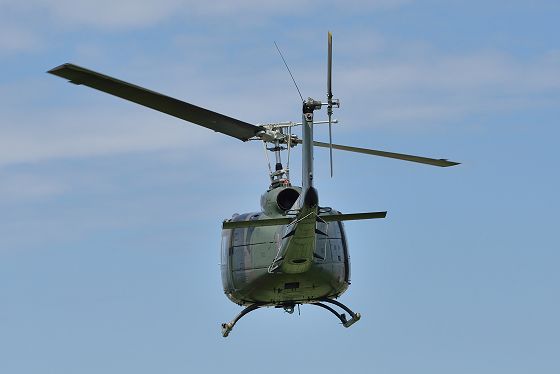 飛行中のUH-1H 多用途ヘリコプター機体後部