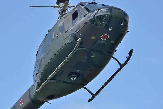 飛行中に見たUH-1H多用途ヘリコプターの胴体底部