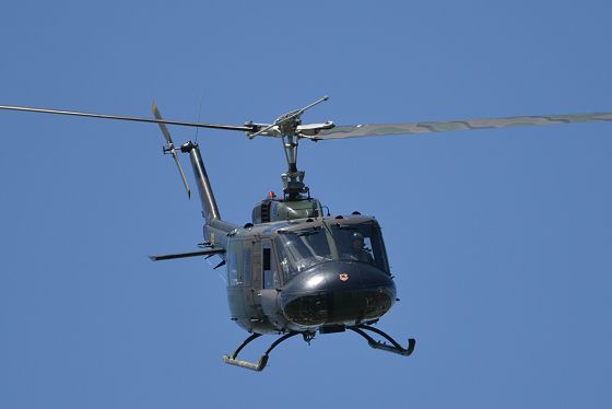 飛行中のUH-1H 多用途ヘリコプター機体正面