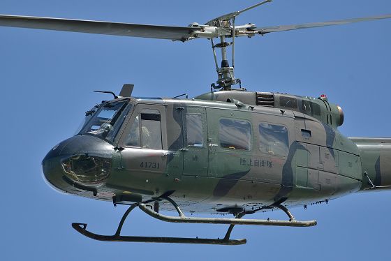 飛行中のUH-1H 多用途ヘリコプターの胴体
