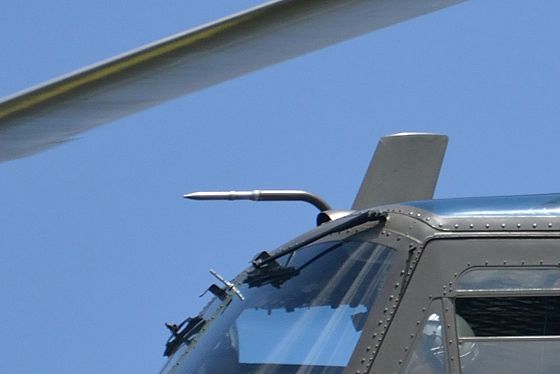 飛行中のUH-1H 多用途ヘリコプターのピトー管