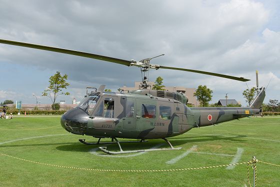 UH-1H 多用途ヘリコプター 機体左面