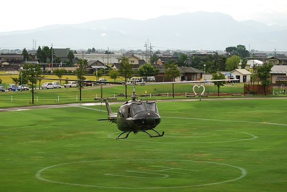 着陸間じかのUH-1H 多用途ヘリコプター