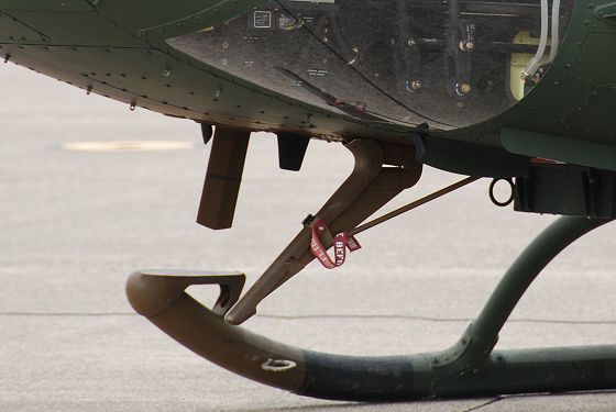 UH-1J 多用途ヘリコプター 下部ワイヤーカッター