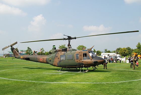 UH-1J 多用途ヘリコプター 機体右面
