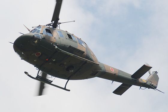 飛行展示中の多用途ヘリコプター UH-1Jの機体下部