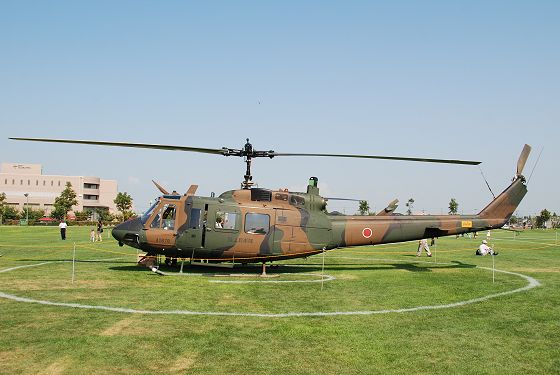 赤外線ジャマー搭載型 多用途ヘリコプター UH-1Jの機体左面