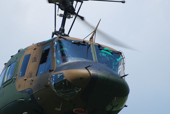 飛行展示中の多用途ヘリコプター UH-1Jのコックピット