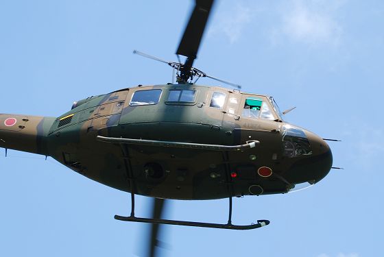 飛行展示中の多用途ヘリコプター UH-1Jの胴体