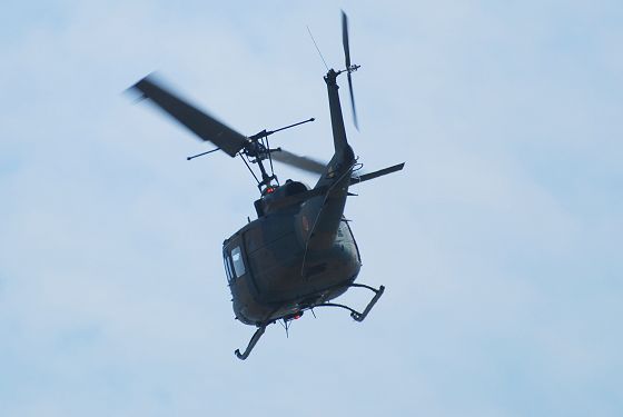 飛行展示中の多用途ヘリコプター UH-1Jの機体後部