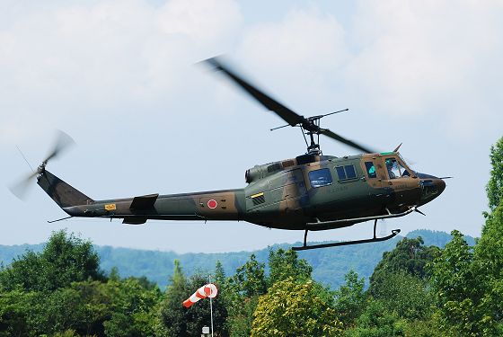飛行展示中の多用途ヘリコプター UH-1Jの機体右面