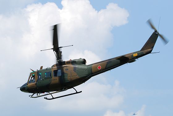 飛行展示中の多用途ヘリコプター UH-1Jの機体左面