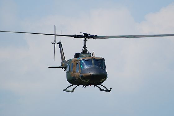 飛行展示中の多用途ヘリコプター UH-1Jの機体正面
