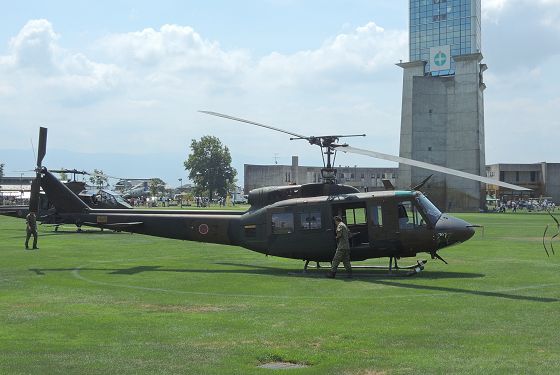 赤外線ジャマーなしの多用途ヘリコプター UH-1Jの機体右面