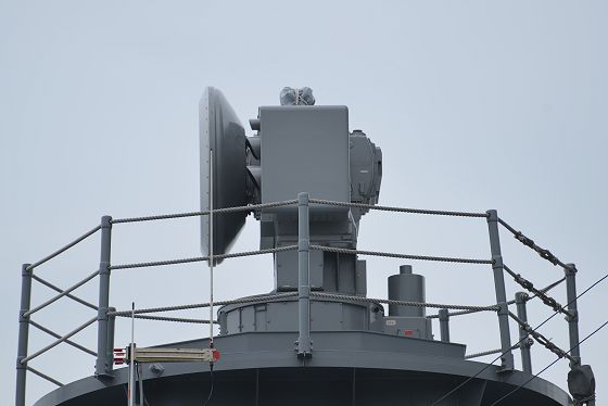 真横（左舷）から見た81式射撃指揮装置2型22E