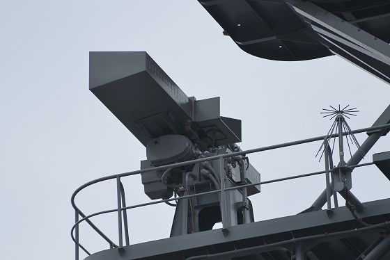 左後方から見たOPS-28C 低空警戒/対水上レーダー